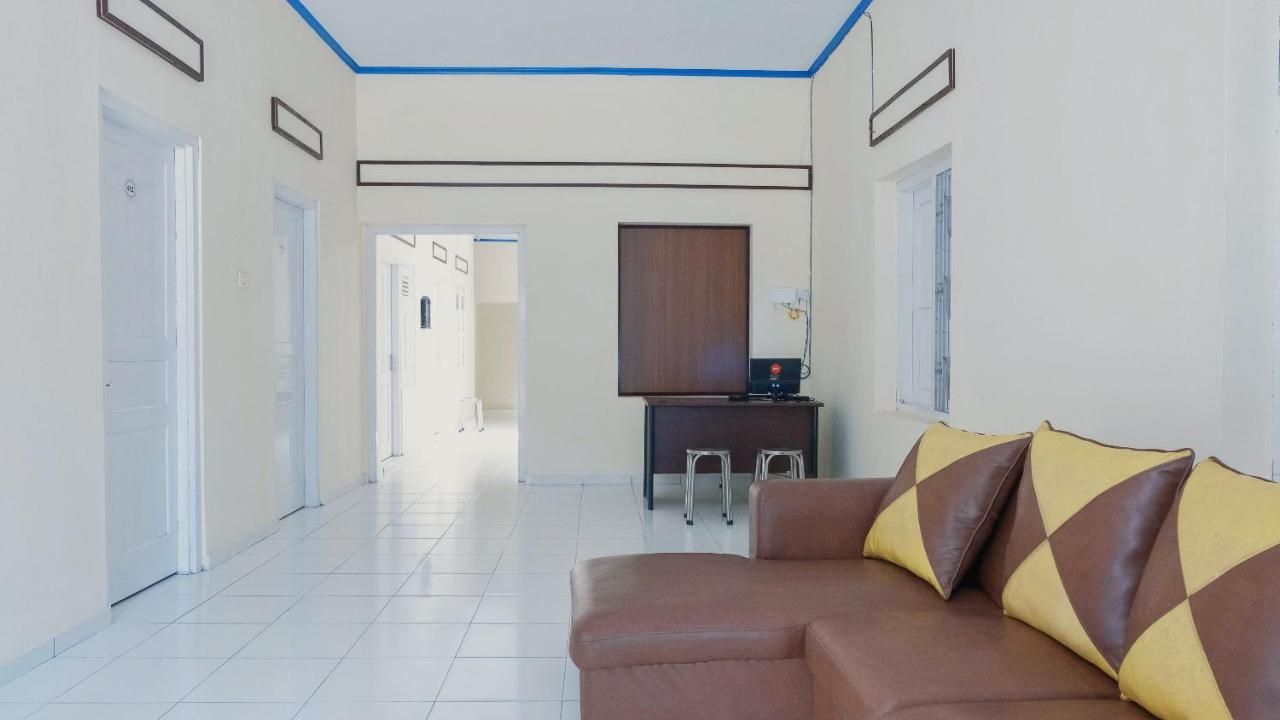 Reddoorz Syariah At Griya Soeratin Pacitan Hotel Kültér fotó